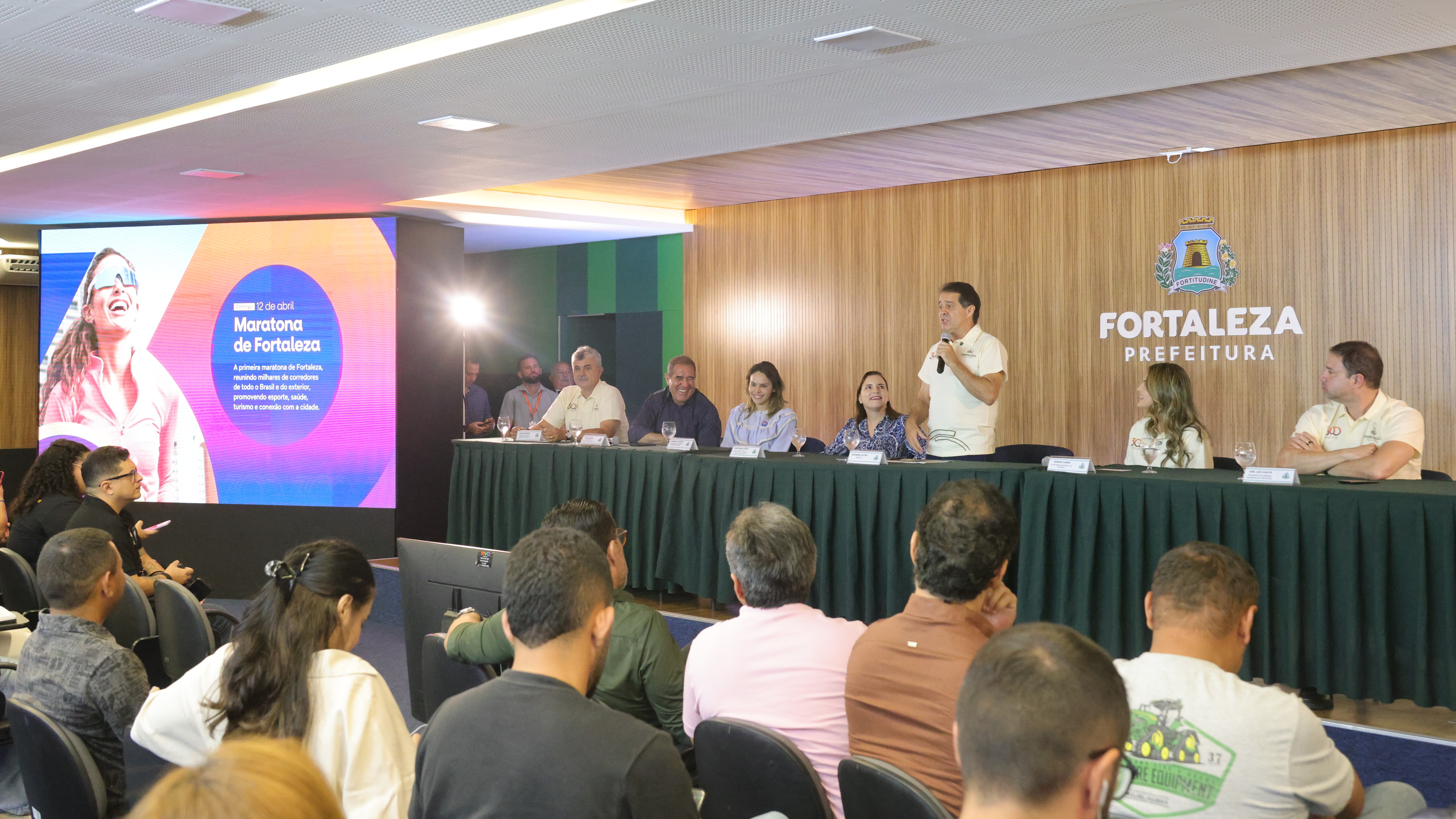 Prefeito Evandro falando no auditório do Paço Municipal